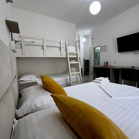 Le Monde 2 Hotell Borsh Eksteriør bilde