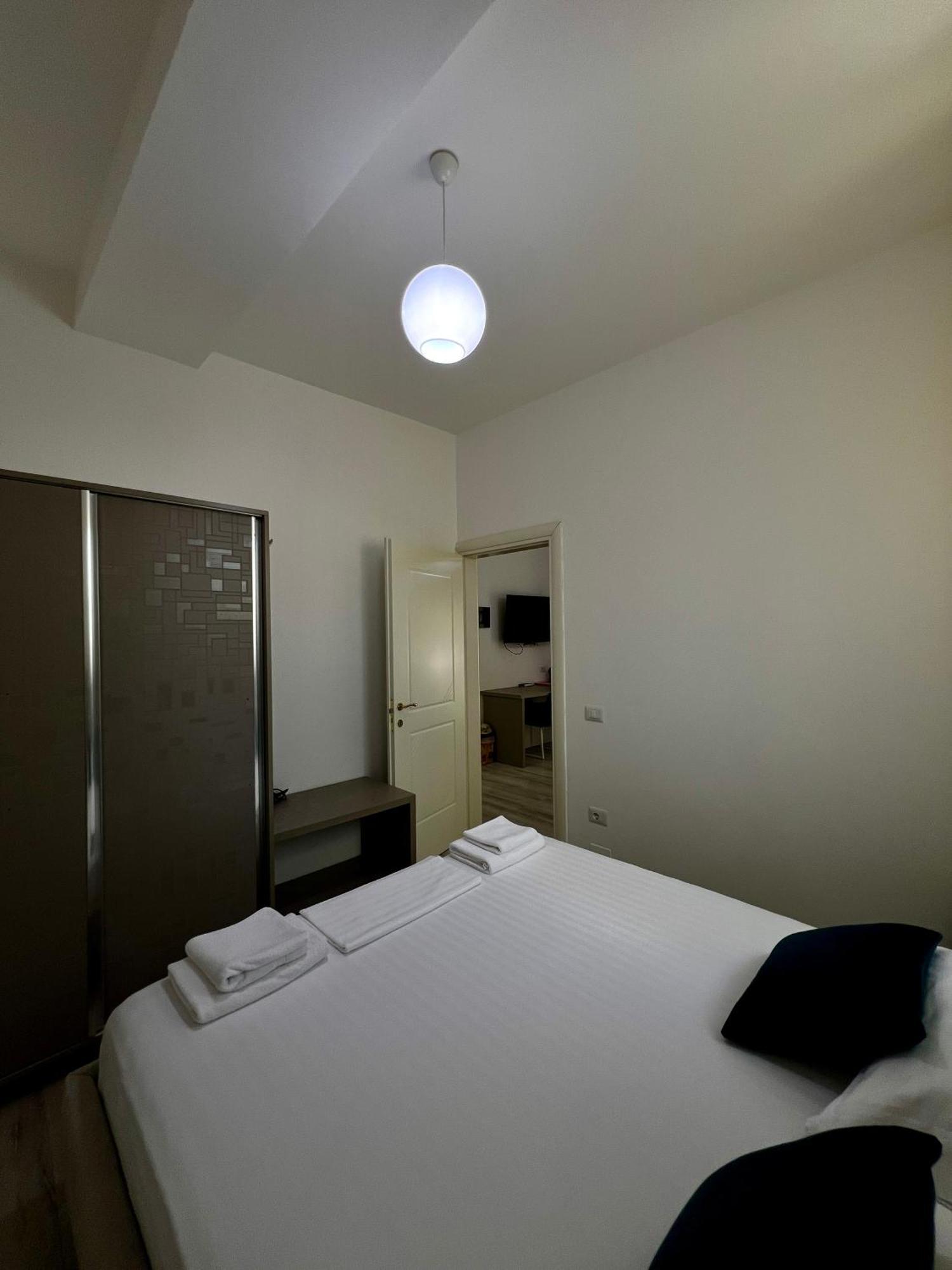 Le Monde 2 Hotell Borsh Eksteriør bilde