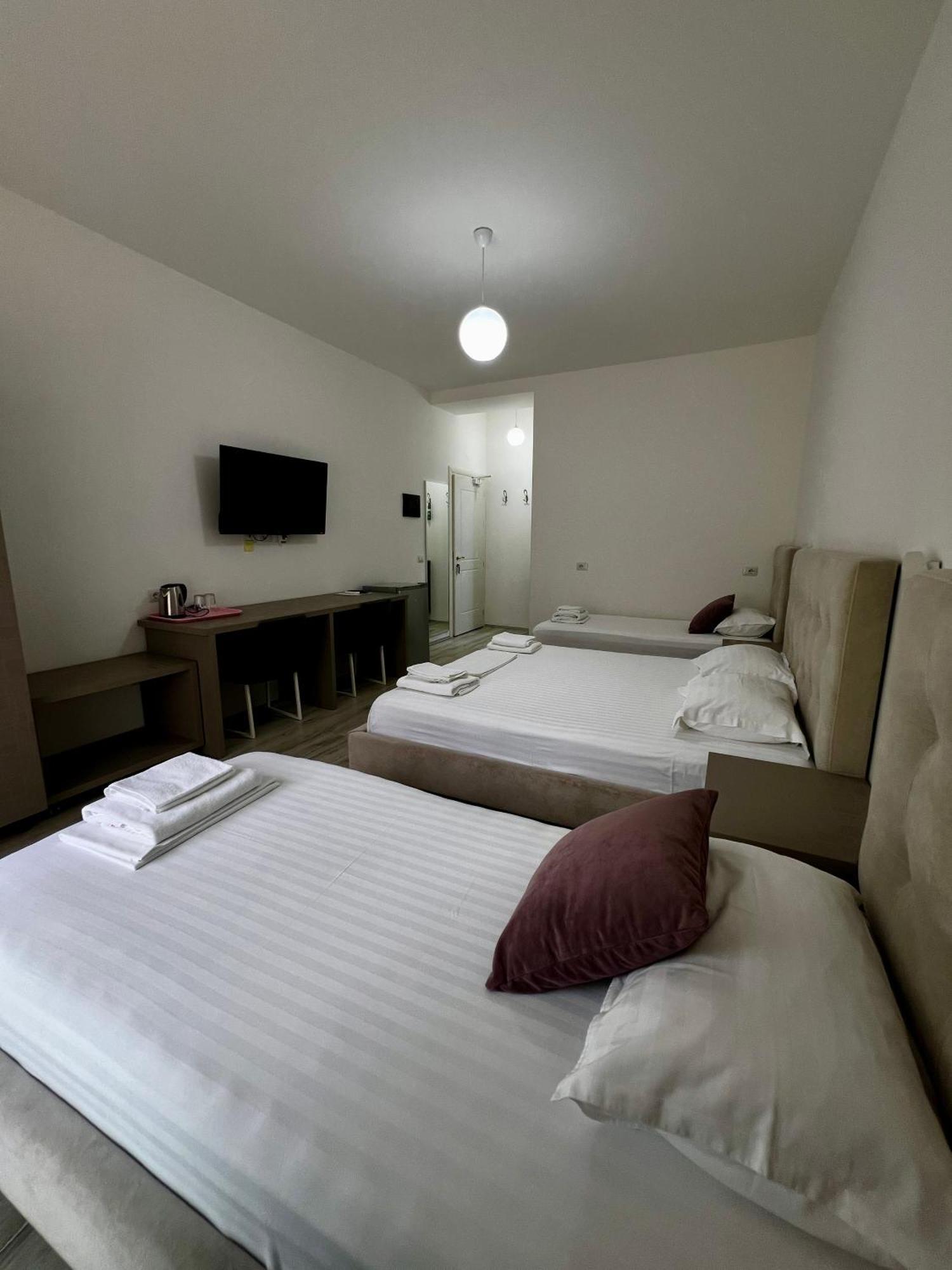 Le Monde 2 Hotell Borsh Eksteriør bilde