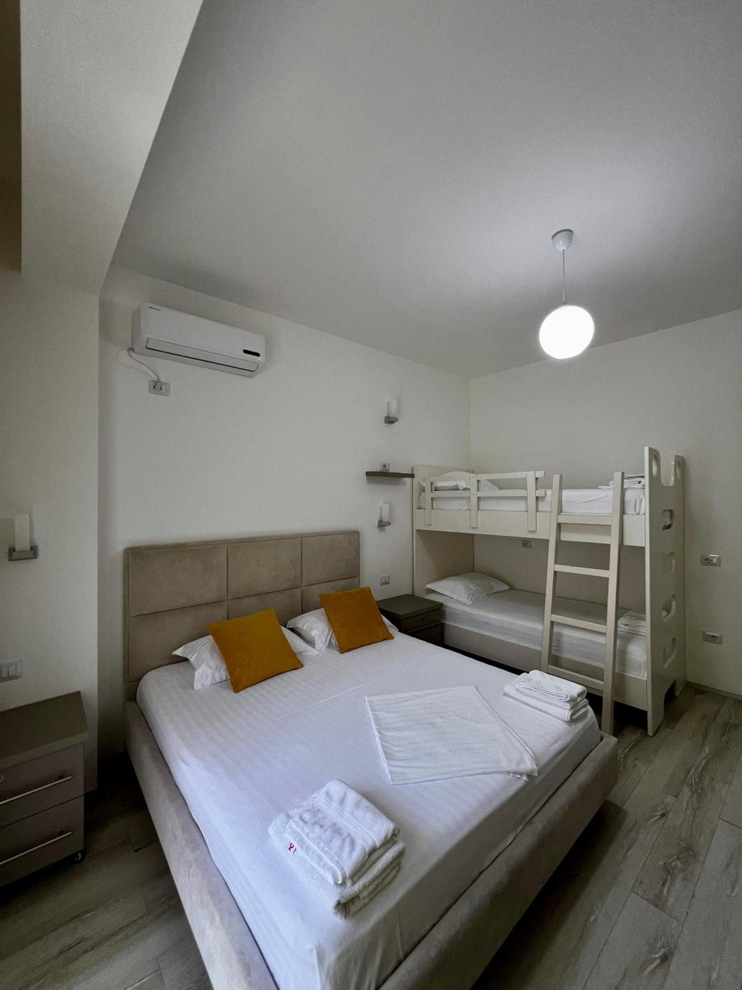Le Monde 2 Hotell Borsh Eksteriør bilde