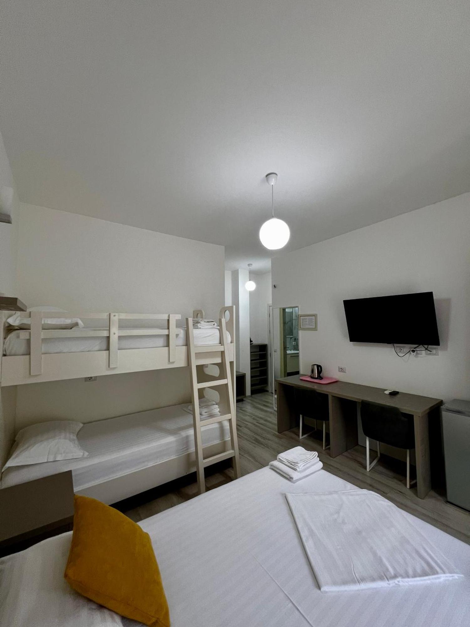 Le Monde 2 Hotell Borsh Eksteriør bilde