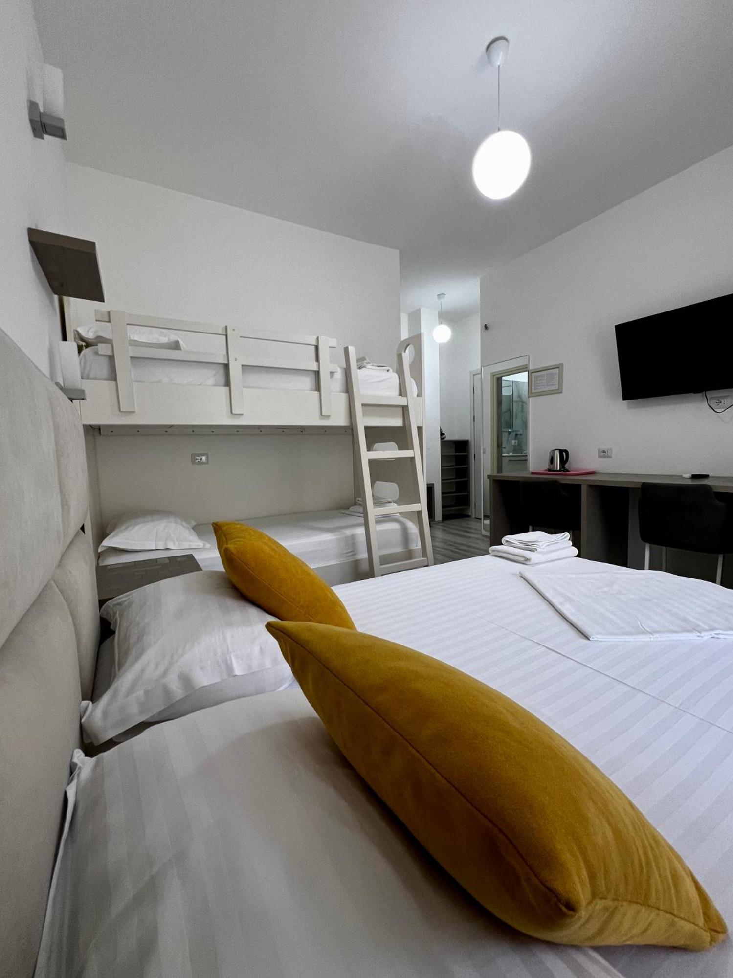 Le Monde 2 Hotell Borsh Eksteriør bilde