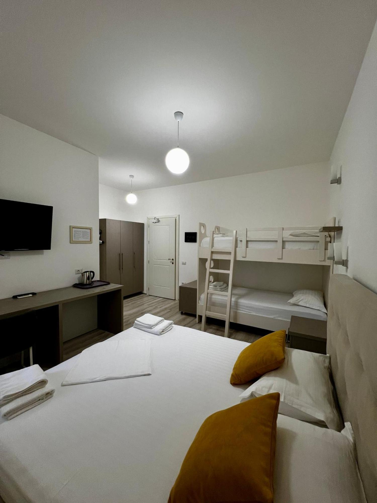 Le Monde 2 Hotell Borsh Eksteriør bilde
