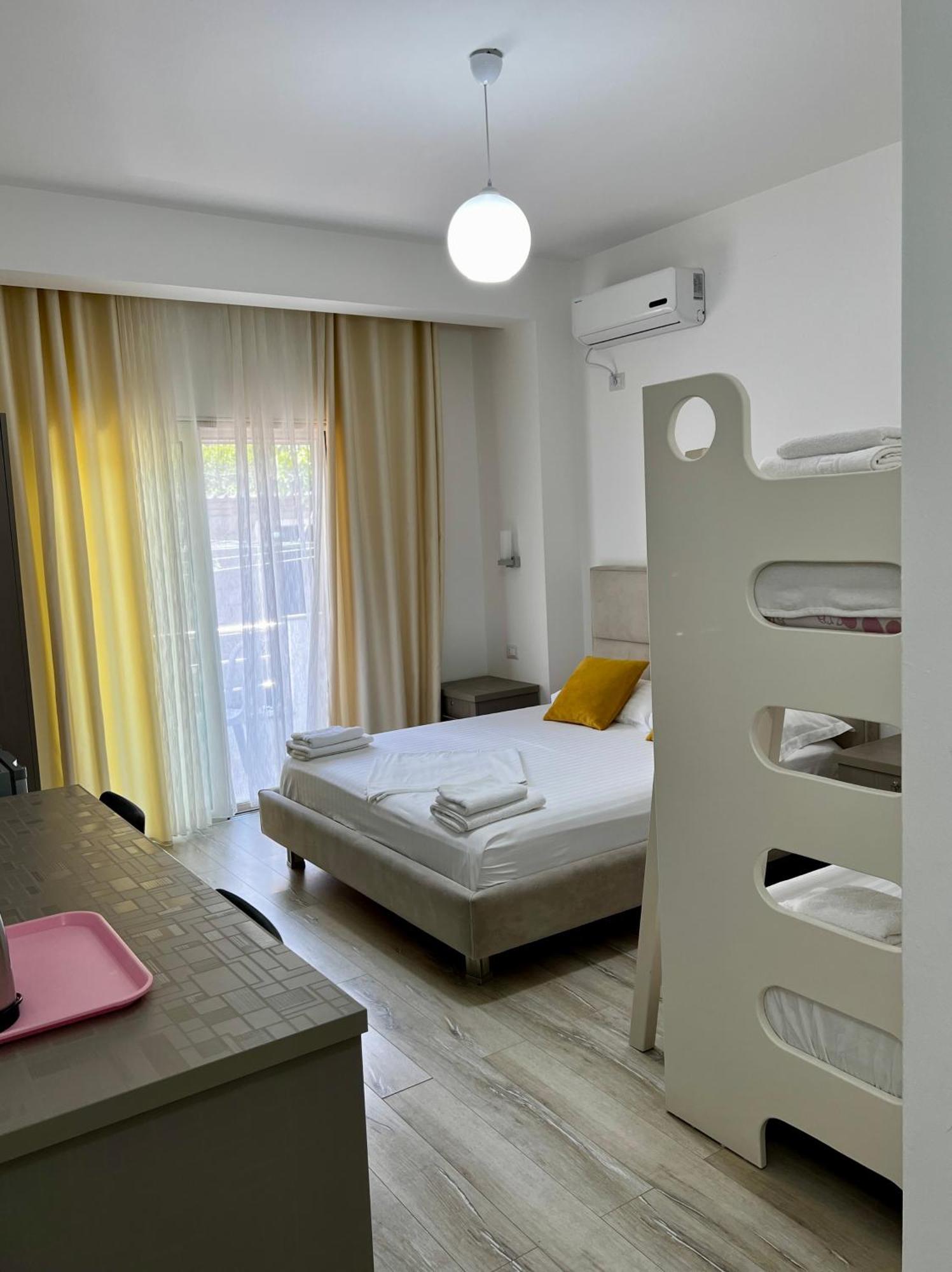 Le Monde 2 Hotell Borsh Eksteriør bilde