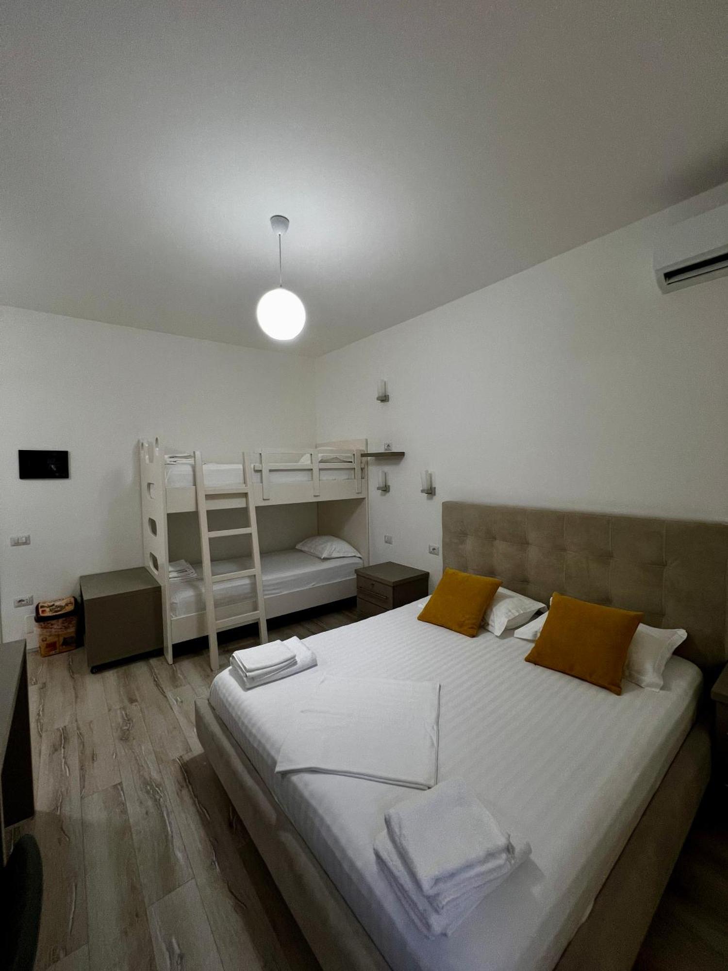 Le Monde 2 Hotell Borsh Eksteriør bilde