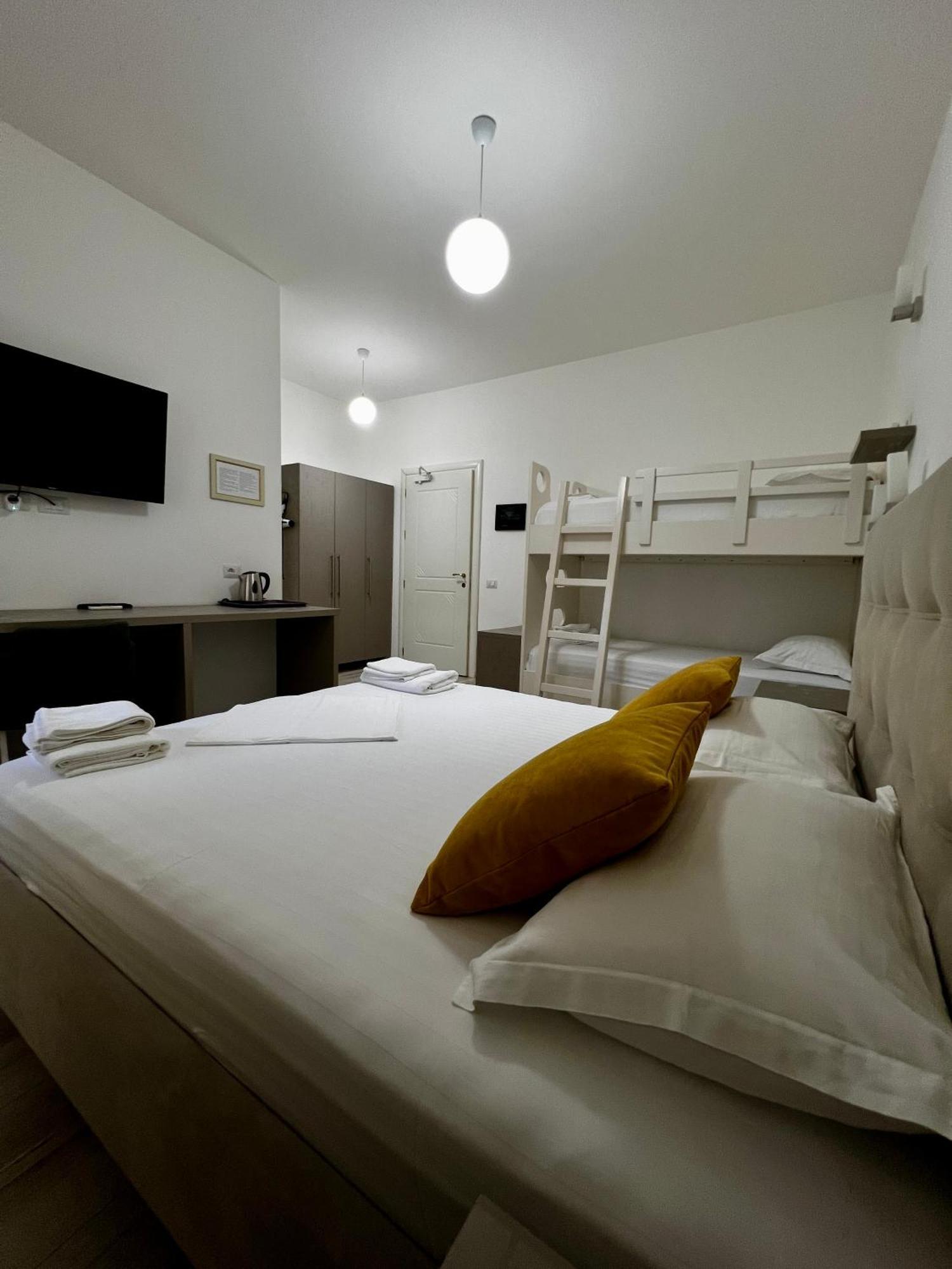 Le Monde 2 Hotell Borsh Eksteriør bilde