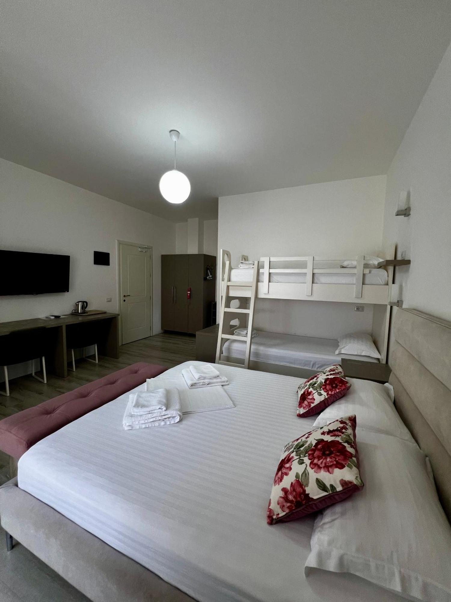 Le Monde 2 Hotell Borsh Eksteriør bilde